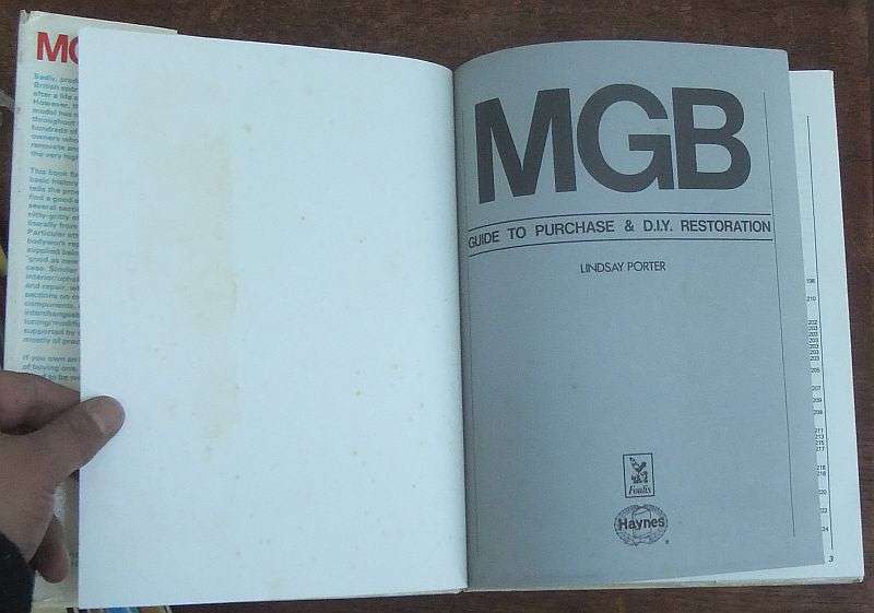 COOL !! A VINTAGE 1982 ""MGB"" GUIDE TO PURCHASE AND RESTORATION MANUAL BY HAYNES !!