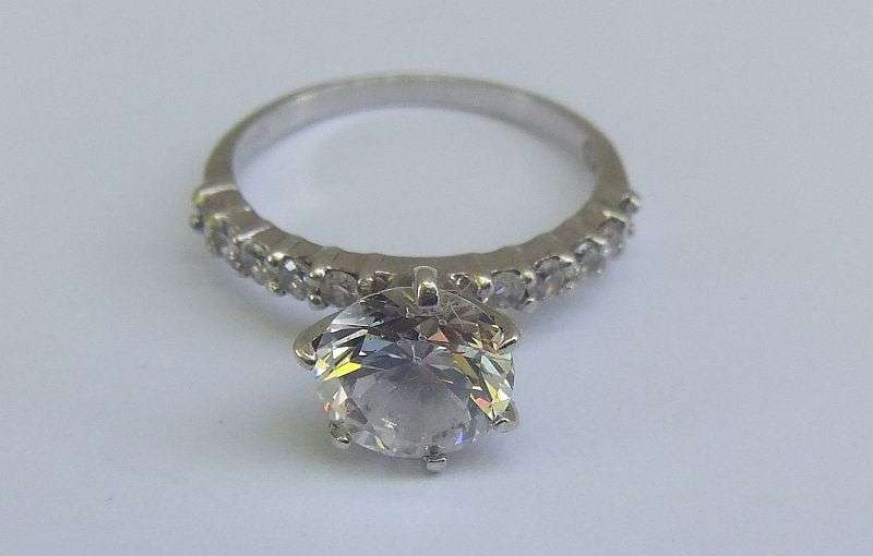 WOW !! A BEAUTIFUL CLASSIC LOOK STERLING SILVER ENGAGEMENT RING SET WITH FACETED STONES !!