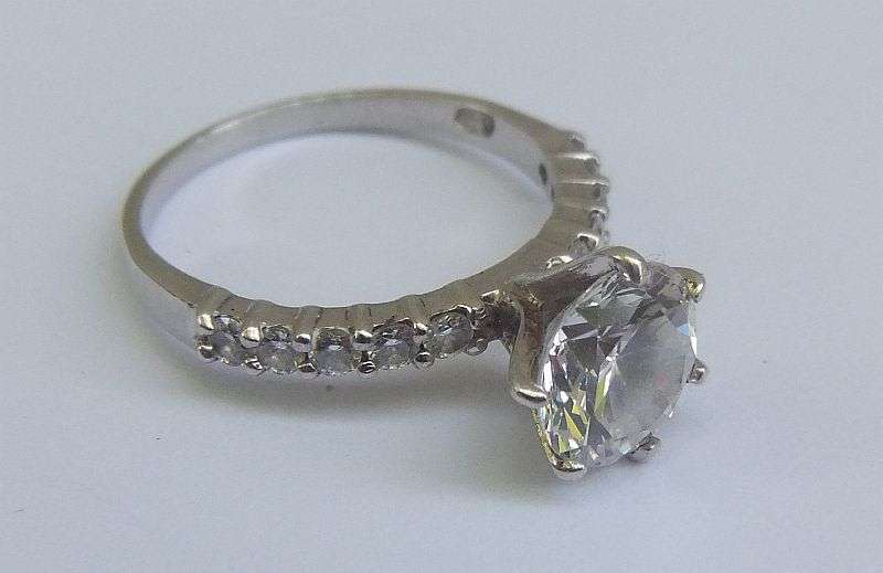WOW !! A BEAUTIFUL CLASSIC LOOK STERLING SILVER ENGAGEMENT RING SET WITH FACETED STONES !!