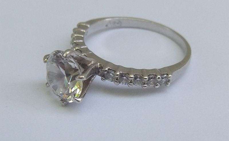 WOW !! A BEAUTIFUL CLASSIC LOOK STERLING SILVER ENGAGEMENT RING SET WITH FACETED STONES !!
