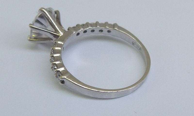 WOW !! A BEAUTIFUL CLASSIC LOOK STERLING SILVER ENGAGEMENT RING SET WITH FACETED STONES !!