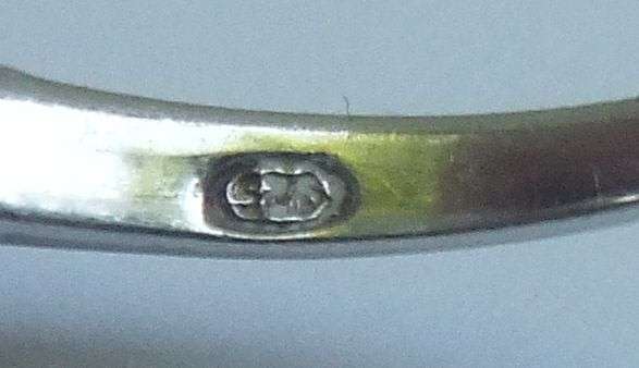 WOW !! A BEAUTIFUL CLASSIC LOOK STERLING SILVER ENGAGEMENT RING SET WITH FACETED STONES !!