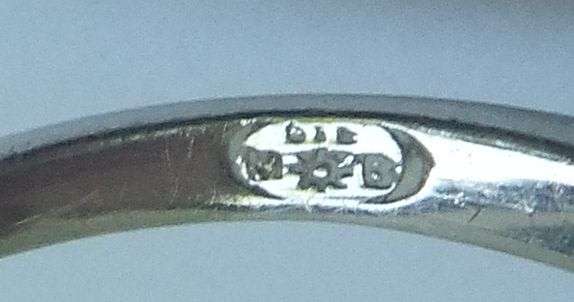 WOW !! A BEAUTIFUL CLASSIC LOOK STERLING SILVER ENGAGEMENT RING SET WITH FACETED STONES !!