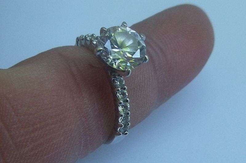 WOW !! A BEAUTIFUL CLASSIC LOOK STERLING SILVER ENGAGEMENT RING SET WITH FACETED STONES !!