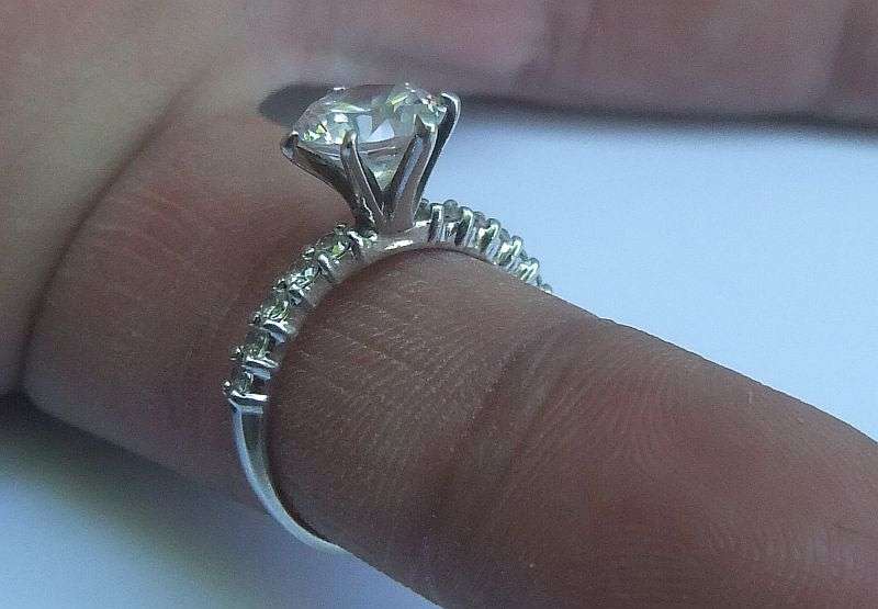 WOW !! A BEAUTIFUL CLASSIC LOOK STERLING SILVER ENGAGEMENT RING SET WITH FACETED STONES !!