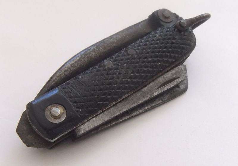 A STAMP DATED 1946  ARMY CLASP KNIFE BY HM SLATER WITH MILITARY ARROW STAMP