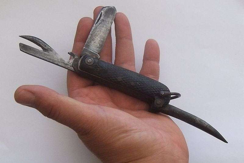 A STAMP DATED 1946  ARMY CLASP KNIFE BY HM SLATER WITH MILITARY ARROW STAMP