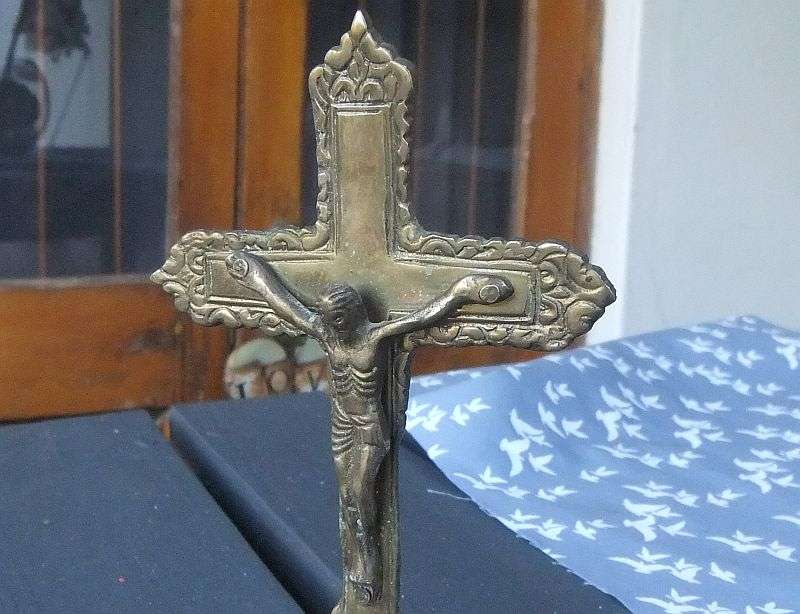 RARE FIND !! A VINTAGE DETAILED SOLID BRASS CURCIFIX WITH CANDLE HOLDER