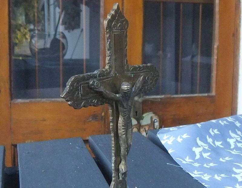 RARE FIND !! A VINTAGE DETAILED SOLID BRASS CURCIFIX WITH CANDLE HOLDER