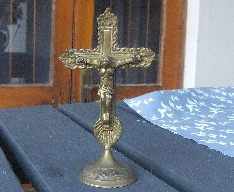 HARD TO FIND !! A DETAILED VINTAGE SOLID BRASS CRUCIFIX ORNAMENT ON STAND !!