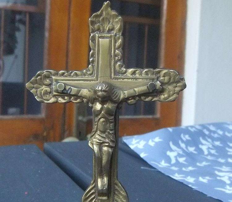 HARD TO FIND !! A DETAILED VINTAGE SOLID BRASS CRUCIFIX ORNAMENT ON STAND !!