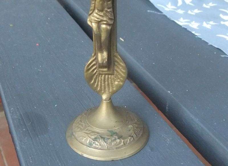 HARD TO FIND !! A DETAILED VINTAGE SOLID BRASS CRUCIFIX ORNAMENT ON STAND !!