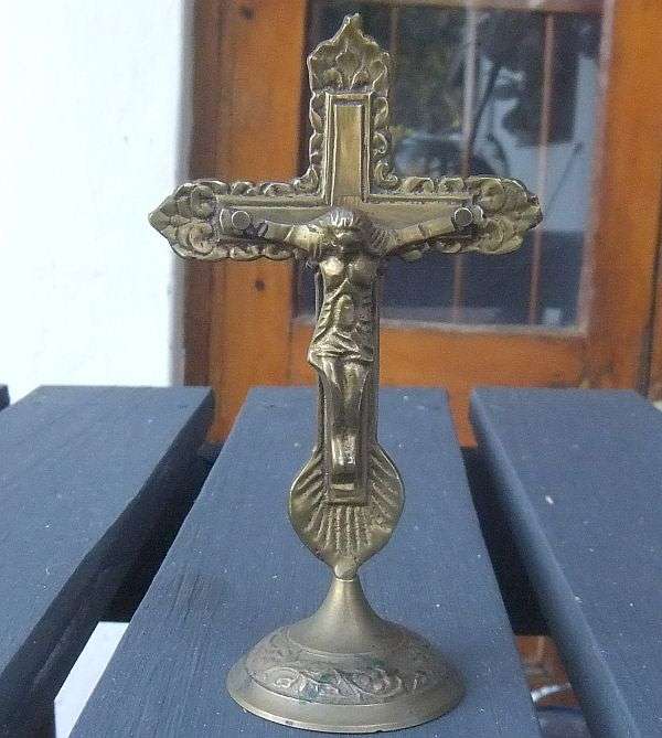 HARD TO FIND !! A DETAILED VINTAGE SOLID BRASS CRUCIFIX ORNAMENT ON STAND !!