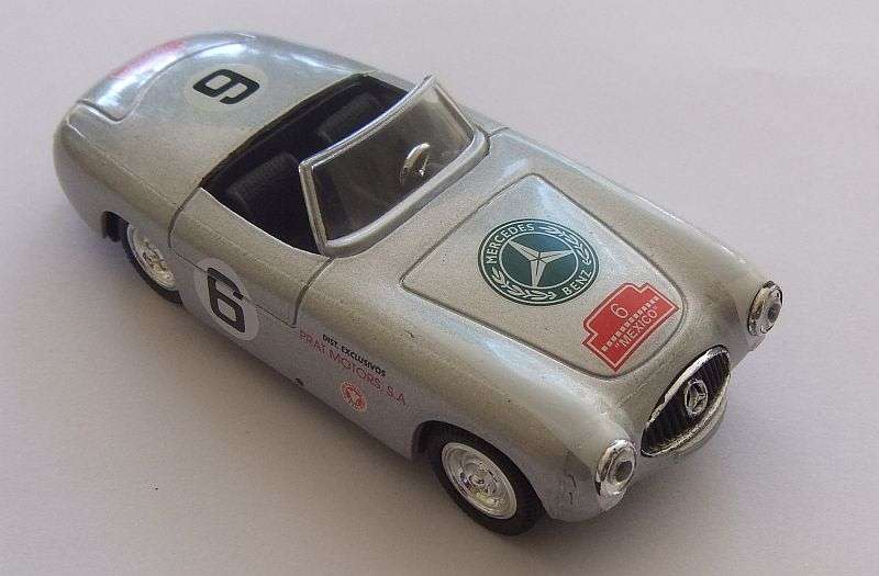 AN AMAZING DETAILED 1:43 SCALE DIE CAST METAL MODEL OF THE 1952 MERCEDES BENZ 300 SL SPIDER !! WOW