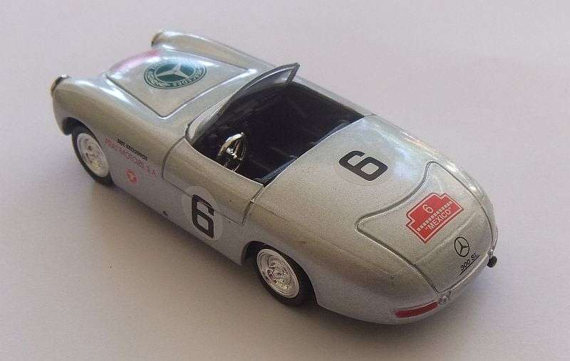 AN AMAZING DETAILED 1:43 SCALE DIE CAST METAL MODEL OF THE 1952 MERCEDES BENZ 300 SL SPIDER !! WOW