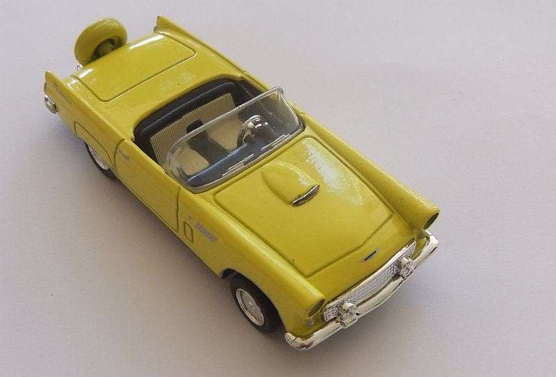A STUNNING 1:43 SCALE DIE CAST METAL MODEL OF THE 1956 "" FORD THUNDERBIRD "" ...LOTS OF CHARM