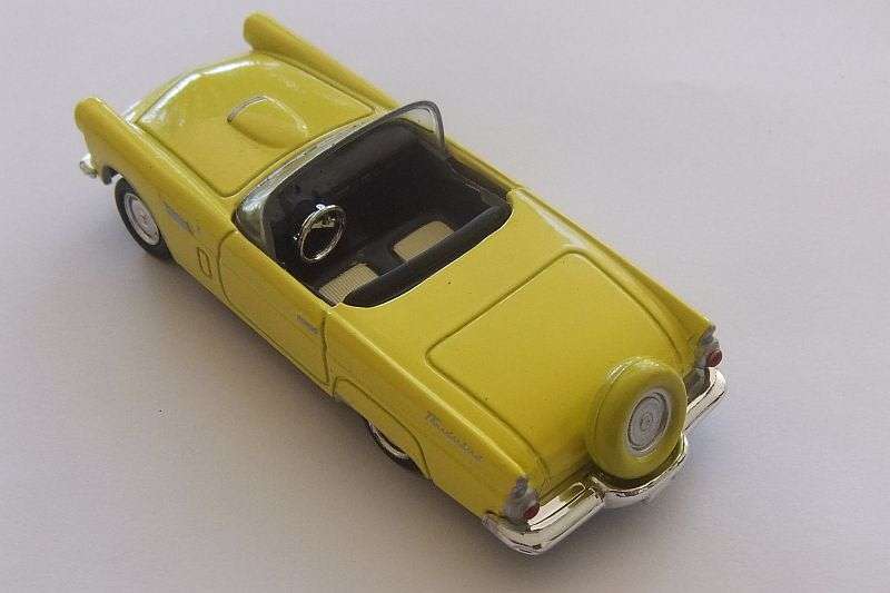 A STUNNING 1:43 SCALE DIE CAST METAL MODEL OF THE 1956 "" FORD THUNDERBIRD "" ...LOTS OF CHARM