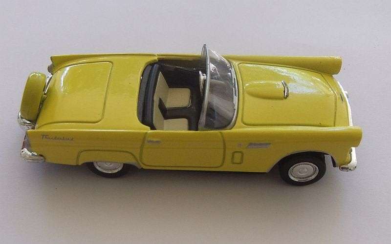 A STUNNING 1:43 SCALE DIE CAST METAL MODEL OF THE 1956 "" FORD THUNDERBIRD "" ...LOTS OF CHARM