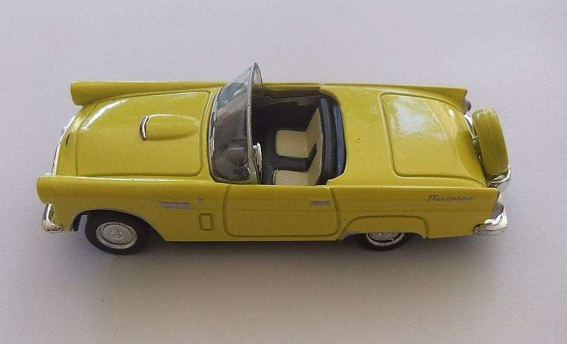 A STUNNING 1:43 SCALE DIE CAST METAL MODEL OF THE 1956 "" FORD THUNDERBIRD "" ...LOTS OF CHARM