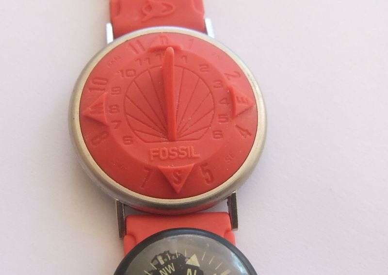 A RARE VINTAGE "" FOSSIL SUN-DIAL "" FUNCTIONAL TIME PIECE WITH ORIGINAL BOX AND COMPASS !! SO COOL