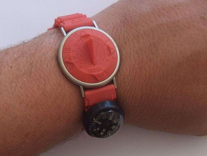 A RARE VINTAGE "" FOSSIL SUN-DIAL "" FUNCTIONAL TIME PIECE WITH ORIGINAL BOX AND COMPASS !! SO COOL