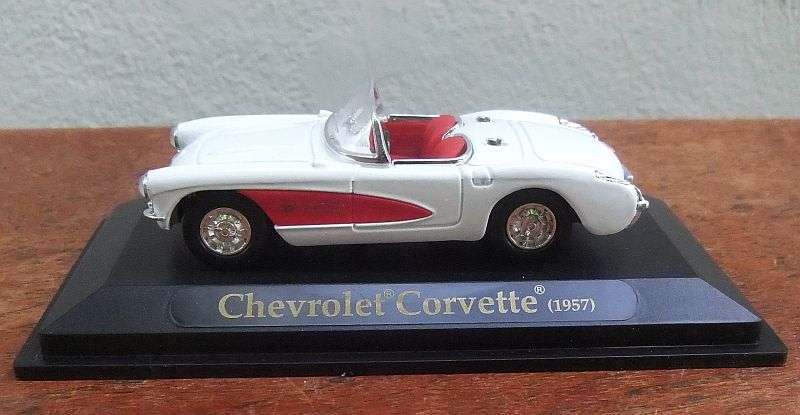 AN AWESOME DETAILED 1:43 SCALE DIE CAST METAL MODEL OF THE 1957 CHEVROLET CORVETTE ON BASE !! WOW !!