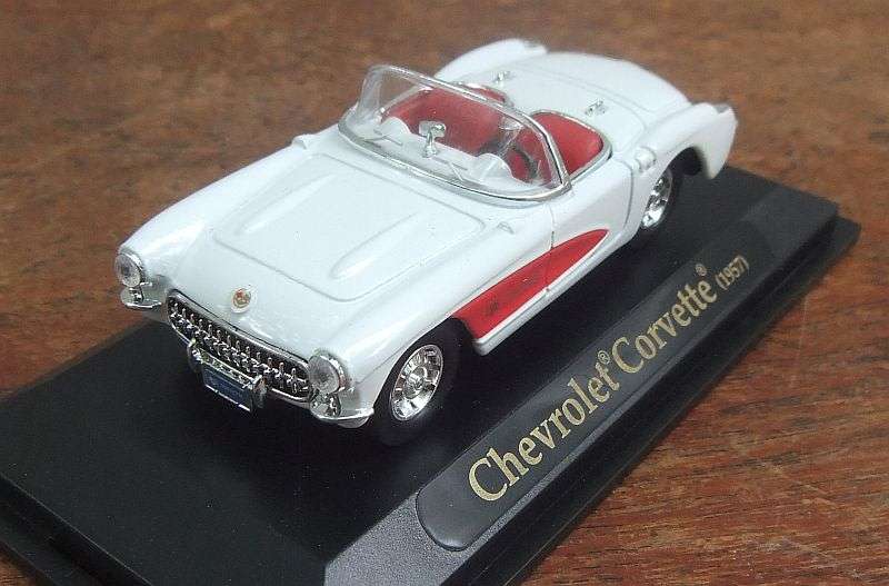 AN AWESOME DETAILED 1:43 SCALE DIE CAST METAL MODEL OF THE 1957 CHEVROLET CORVETTE ON BASE !! WOW !!