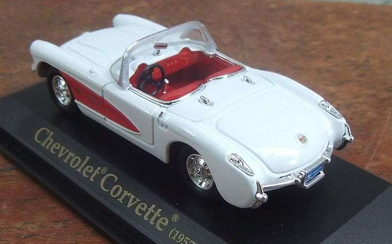 AN AWESOME DETAILED 1:43 SCALE DIE CAST METAL MODEL OF THE 1957 CHEVROLET CORVETTE ON BASE !! WOW !!