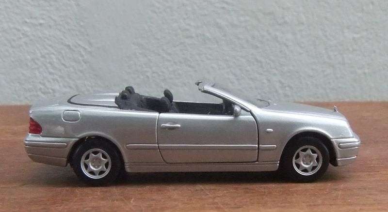 A RATHER SMART 1:38 SCALE DIE CAST METAL MODEL OF THE MERCEDES BENZ CLK  CABRIOLET !! WOW !!