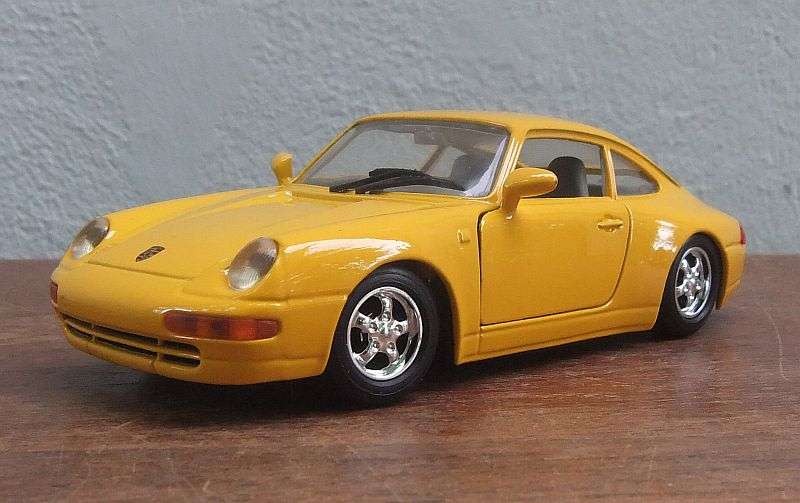 A REMARKABLE 1:24 SCALE DIE CAST METAL MODEL OF THE "" PORSCHE 911 "" .... WOW !!