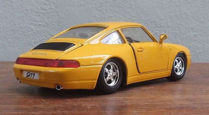 A REMARKABLE 1:24 SCALE DIE CAST METAL MODEL OF THE "" PORSCHE 911 "" .... WOW !!