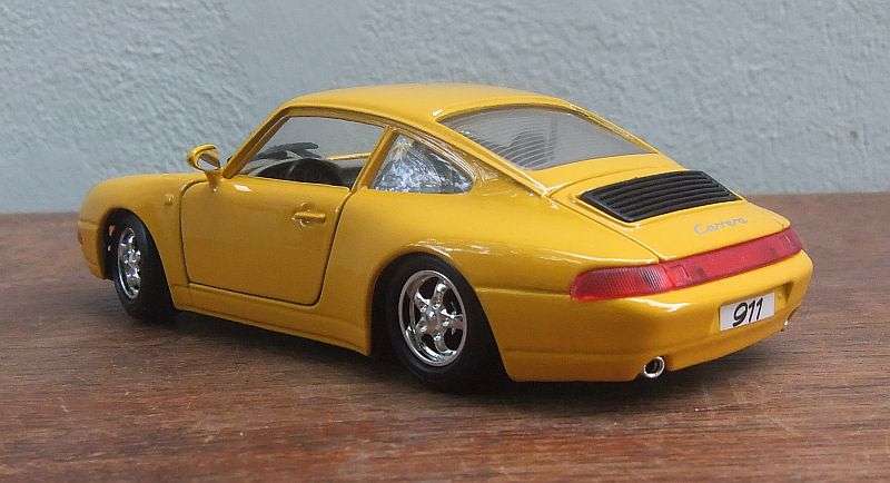 A REMARKABLE 1:24 SCALE DIE CAST METAL MODEL OF THE "" PORSCHE 911 "" .... WOW !!