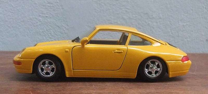 A REMARKABLE 1:24 SCALE DIE CAST METAL MODEL OF THE "" PORSCHE 911 "" .... WOW !!