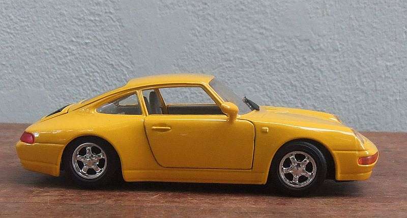 A REMARKABLE 1:24 SCALE DIE CAST METAL MODEL OF THE "" PORSCHE 911 "" .... WOW !!