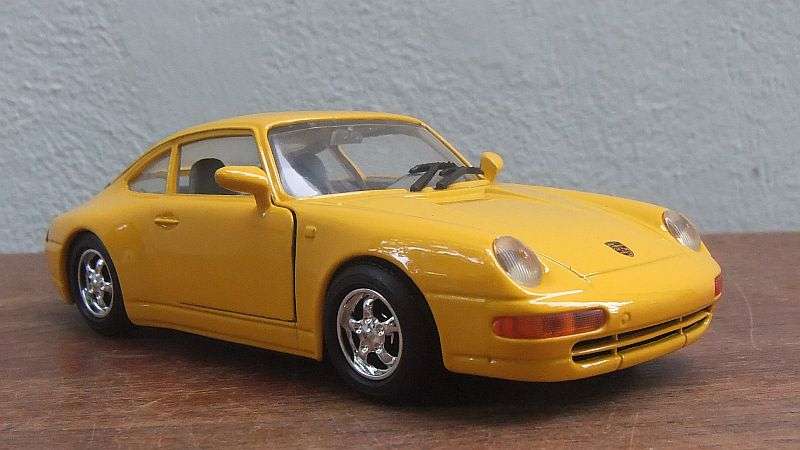 A REMARKABLE 1:24 SCALE DIE CAST METAL MODEL OF THE "" PORSCHE 911 "" .... WOW !!
