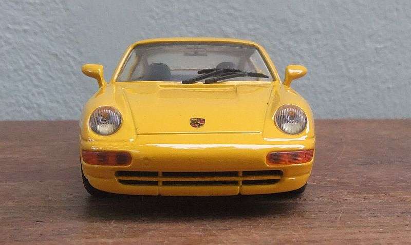 A REMARKABLE 1:24 SCALE DIE CAST METAL MODEL OF THE "" PORSCHE 911 "" .... WOW !!