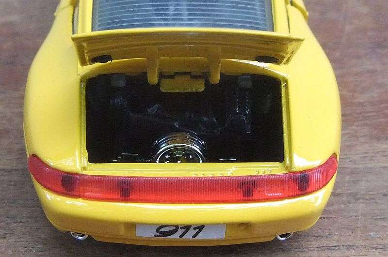 A REMARKABLE 1:24 SCALE DIE CAST METAL MODEL OF THE "" PORSCHE 911 "" .... WOW !!