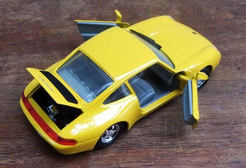 A REMARKABLE 1:24 SCALE DIE CAST METAL MODEL OF THE "" PORSCHE 911 "" .... WOW !!