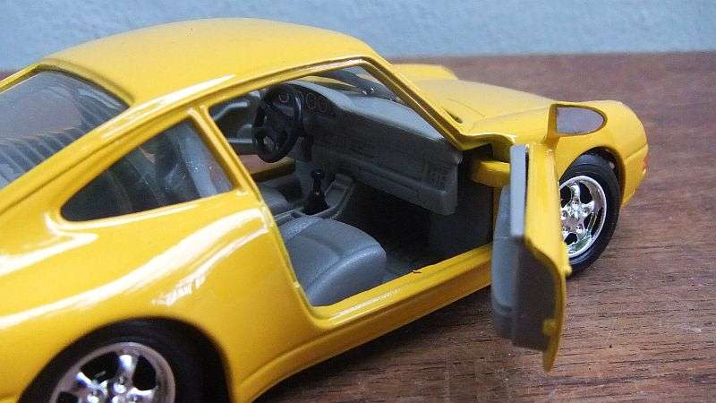 A REMARKABLE 1:24 SCALE DIE CAST METAL MODEL OF THE "" PORSCHE 911 "" .... WOW !!