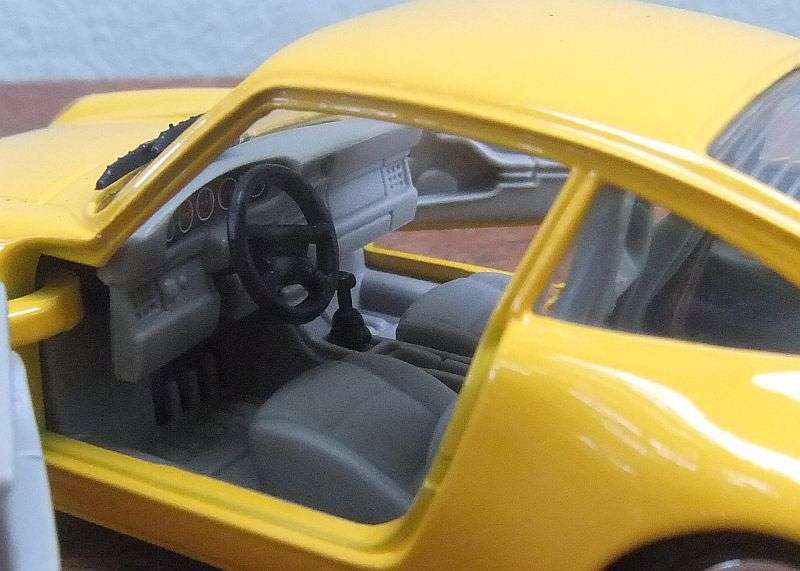 A REMARKABLE 1:24 SCALE DIE CAST METAL MODEL OF THE "" PORSCHE 911 "" .... WOW !!