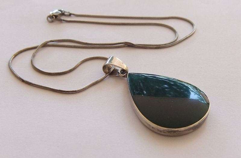 A STYLISH SOLID STERLING SILVER "SNAKE" NECKLACE WITH A STERLING SILVER AND GREEN ENAMEL PENDANT !!