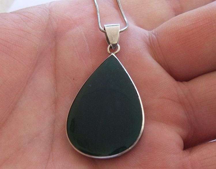 A STYLISH SOLID STERLING SILVER "SNAKE" NECKLACE WITH A STERLING SILVER AND GREEN ENAMEL PENDANT !!