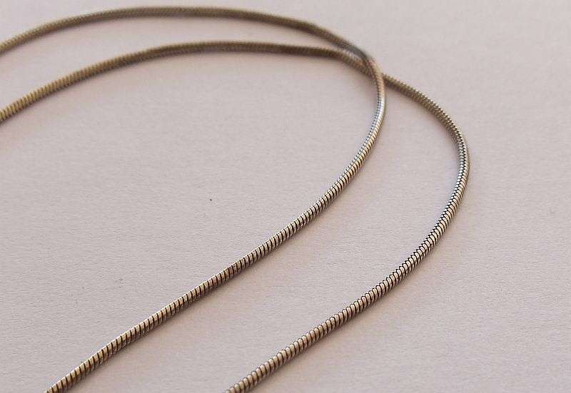 A STYLISH SOLID STERLING SILVER "SNAKE" NECKLACE WITH A STERLING SILVER AND GREEN ENAMEL PENDANT !!