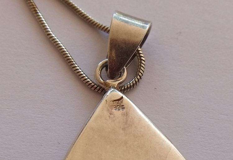 A STYLISH SOLID STERLING SILVER "SNAKE" NECKLACE WITH A STERLING SILVER AND GREEN ENAMEL PENDANT !!