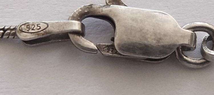 A STYLISH SOLID STERLING SILVER "SNAKE" NECKLACE WITH A STERLING SILVER AND GREEN ENAMEL PENDANT !!