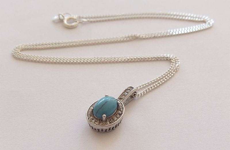 WOW ! A CHARMING SOLID STERLING SILVER PENDANT SET WITH TURQUOISE STONE PLUS A STERLING SILVER CHAIN