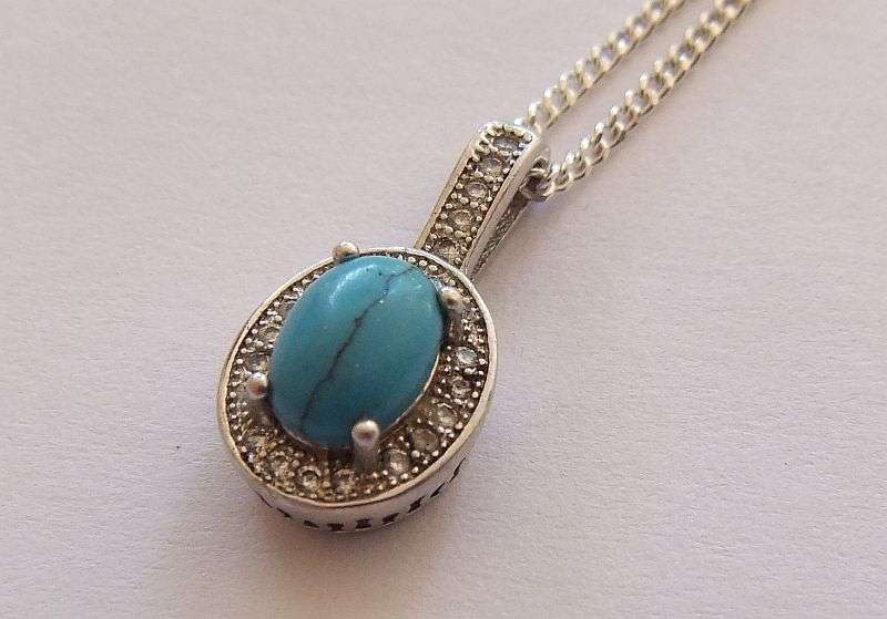 WOW ! A CHARMING SOLID STERLING SILVER PENDANT SET WITH TURQUOISE STONE PLUS A STERLING SILVER CHAIN