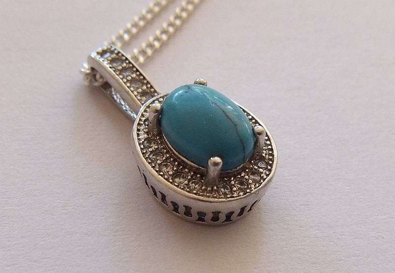 WOW ! A CHARMING SOLID STERLING SILVER PENDANT SET WITH TURQUOISE STONE PLUS A STERLING SILVER CHAIN