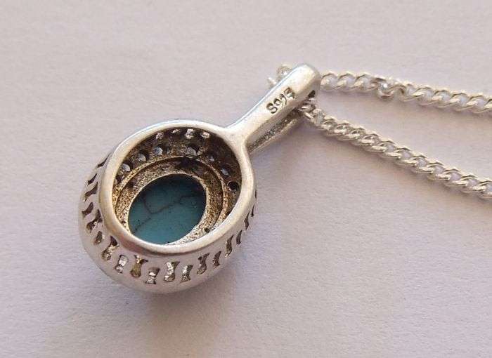 WOW ! A CHARMING SOLID STERLING SILVER PENDANT SET WITH TURQUOISE STONE PLUS A STERLING SILVER CHAIN