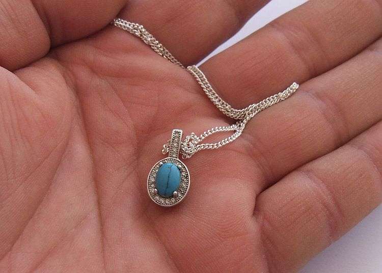 WOW ! A CHARMING SOLID STERLING SILVER PENDANT SET WITH TURQUOISE STONE PLUS A STERLING SILVER CHAIN